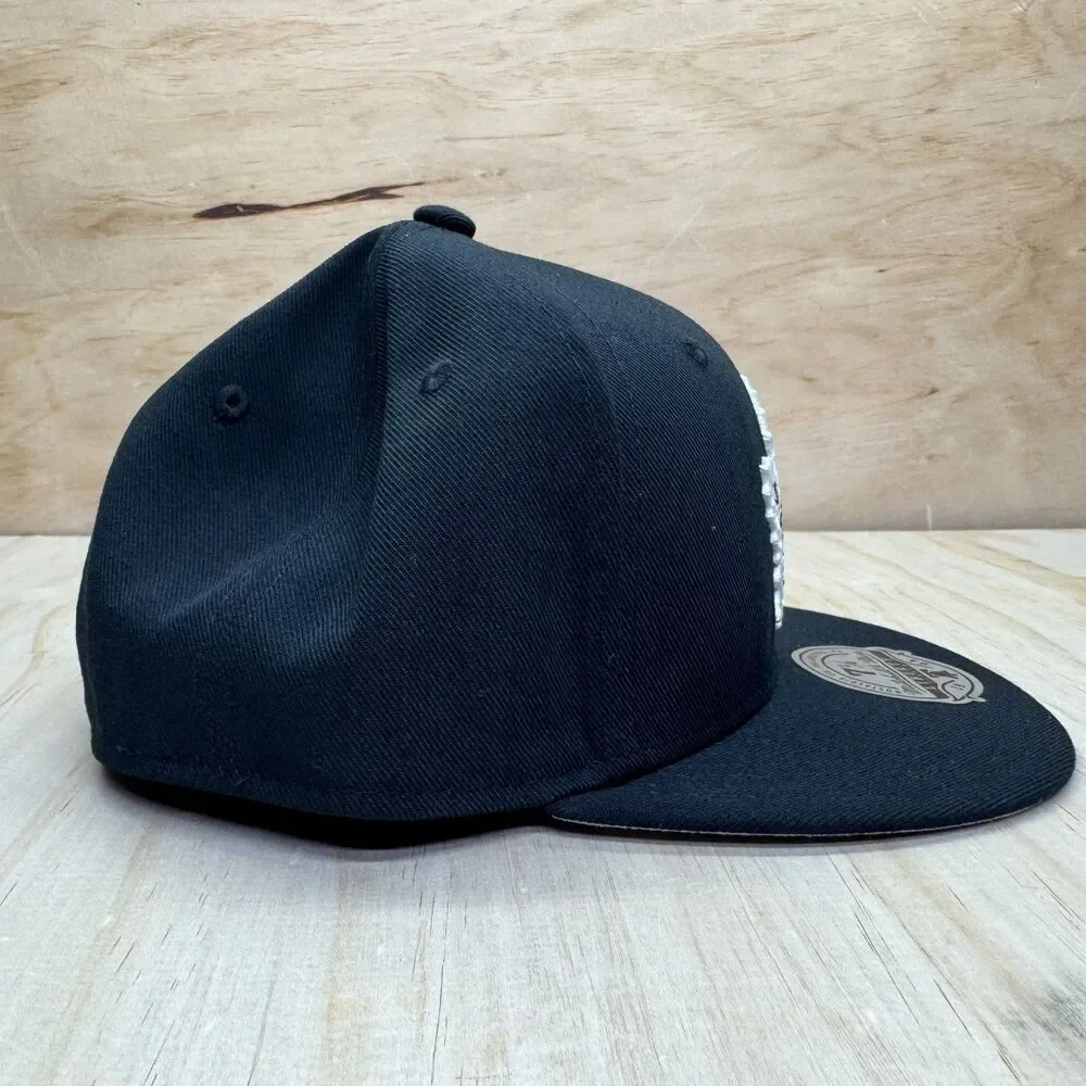 NEW Toronto Maple Leafs Mitchell Ness Liberty Fitted Hat Cap Black White 7 1/4